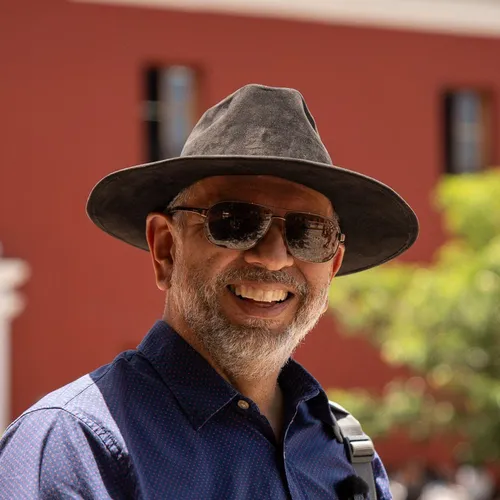 Marco R. Morales — autor de Mientras El Tiempo Se Detenga