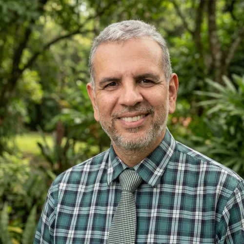 Marco R. Morales — autor de Mientras El Tiempo Se Detenga
